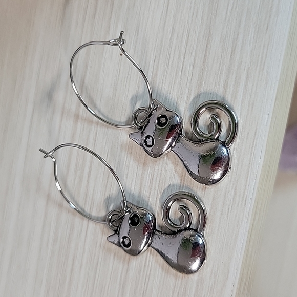 🔥LAST PAIR🔥 MCM Style Cat Hoop Drop Earrings - Picture 2 of 4